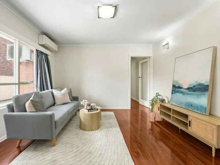 Vibrant Low Rise 2-Bedroom Apartment Near Carnegie Station