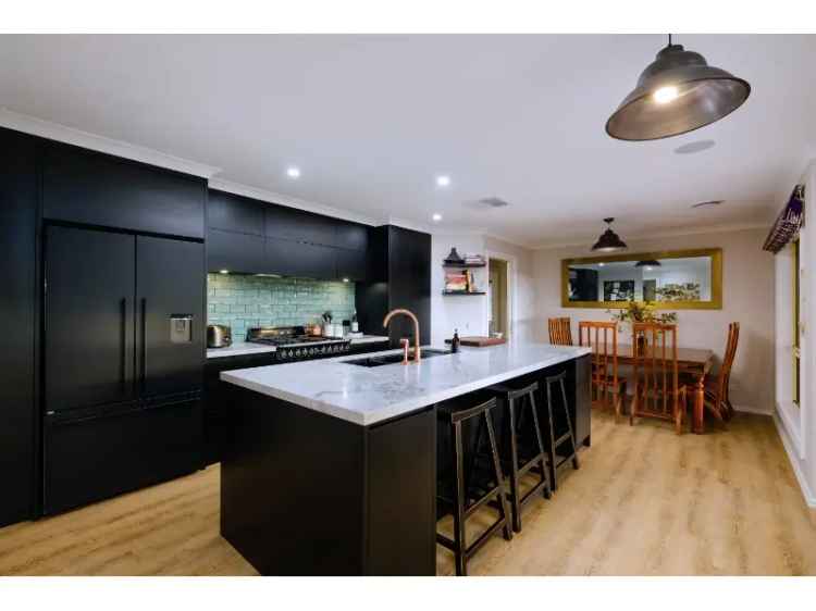 East Albury 3-Bedroom Family Home Modern Kitchen Ensuite Garage