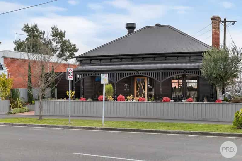 Buzzing Cafe in Popular Location
