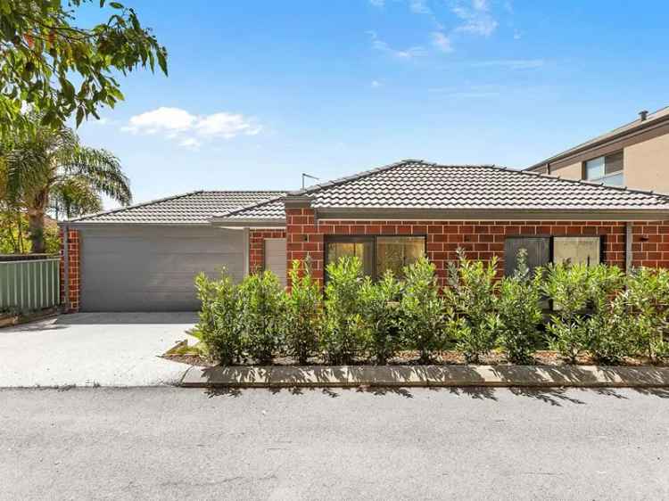 Modern 3 Bed 2 Bath Home Near Scarborough Beach