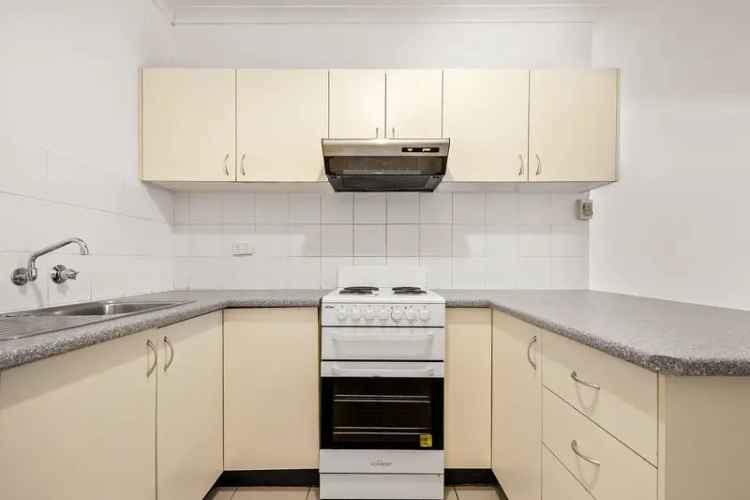 2 Bed Unit Westmead - Modern Kitchen Balcony Carport Parking