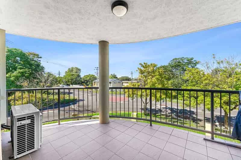 Modern corner apartment with a captivating outlook. Desirable Robertson State School & Macgregor State High School catchments!