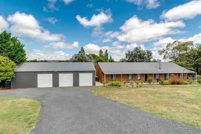 1 Acre Modern Haven in Crookwell Peaceful Lifestyle Sweeping Views