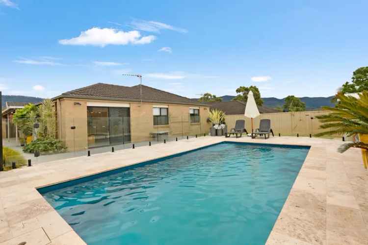 5 Bedroom Family Home with Pool - Horsley