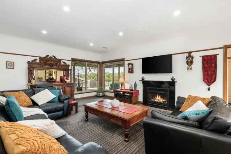 Buy House in Geelong with Luxury Features near the Barwon River