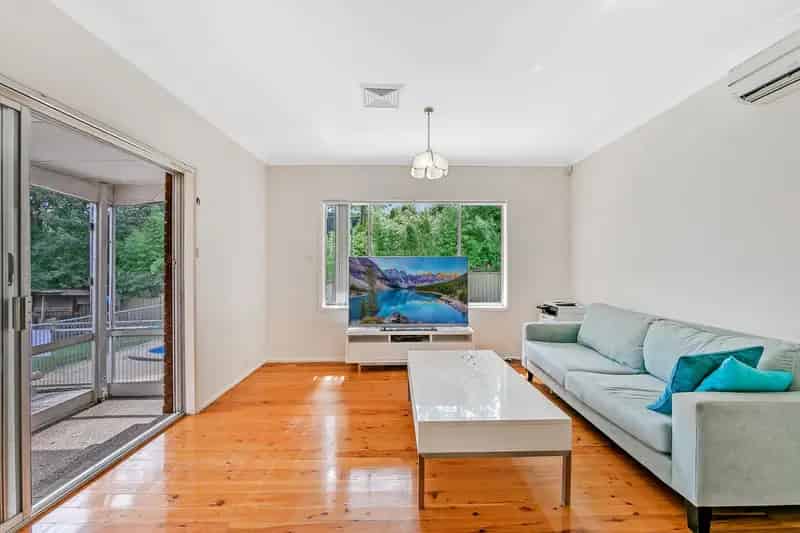 Bright & Sunny Family Home with Pool