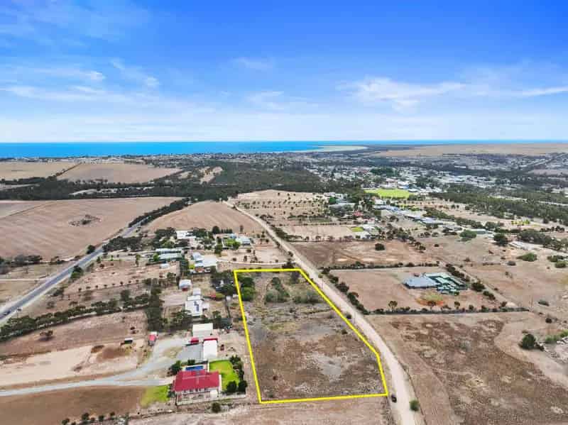 Fantastic Rural acreage block with 210 metres of road frontage
