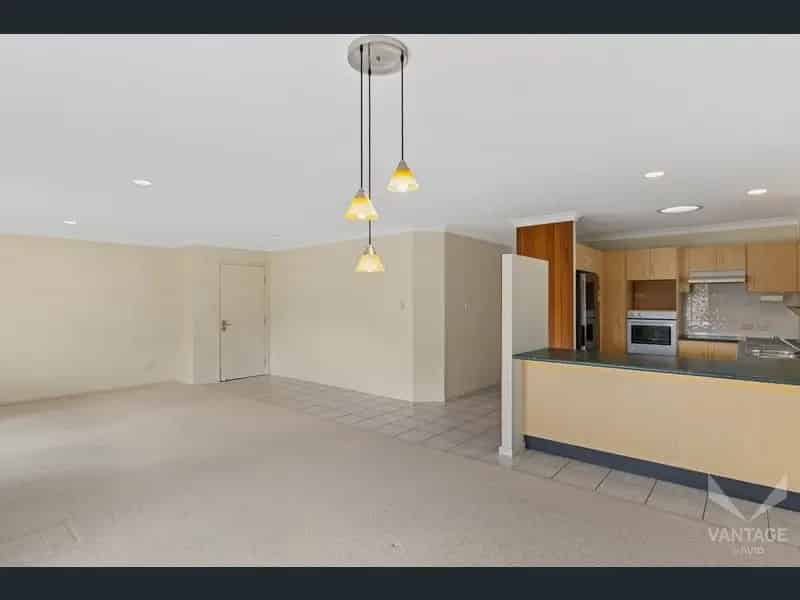 Vantage Eagleby Hedges