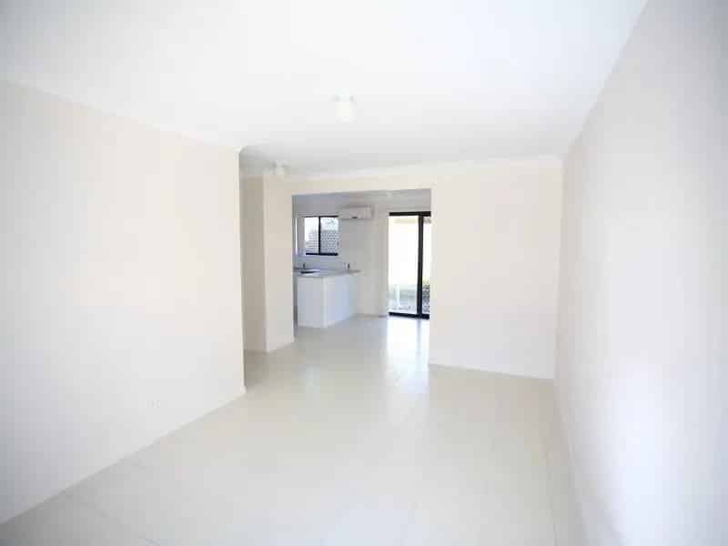 Buy Modern Townhouse in Quiet Location with Three Bedrooms and Amenities
