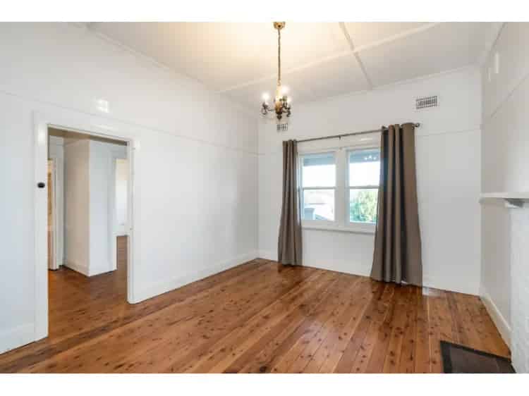 Red Brick Charm In Quiet East Albury
