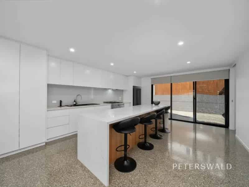 Modern Townhouse In Prime Location