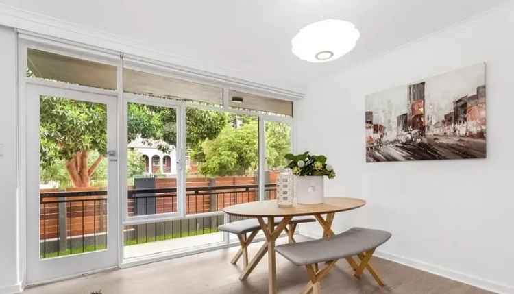 Modern 2-Bedroom Kew East Residence - Stylish and Spacious