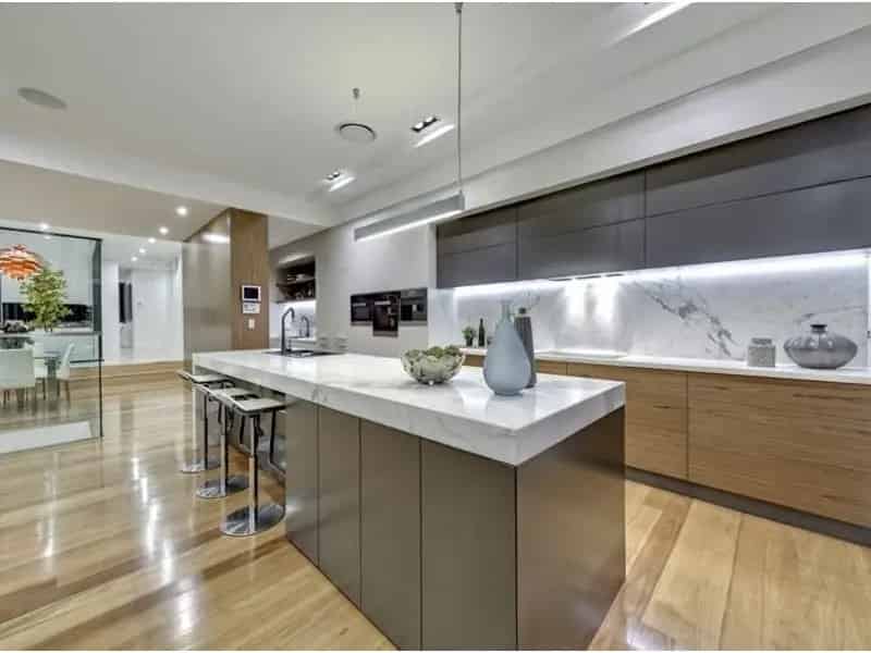 Extraordinary Living In Prime Location