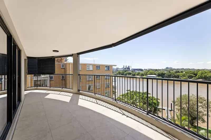 Whole-floor riverside living with city views