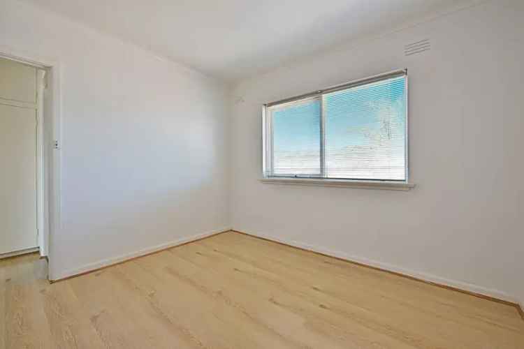 Stylish 1 Bedroom Apartment in St Kilda - Urban Retreat