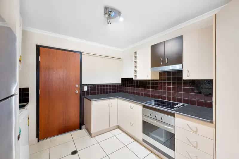 STYLISH 3-BEDROOM TOWNHOUSE - MINUTES FROM THE BEACH