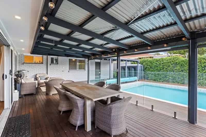Comfortable Benowa Beauty - Expansive Indoor & Outdoor Living