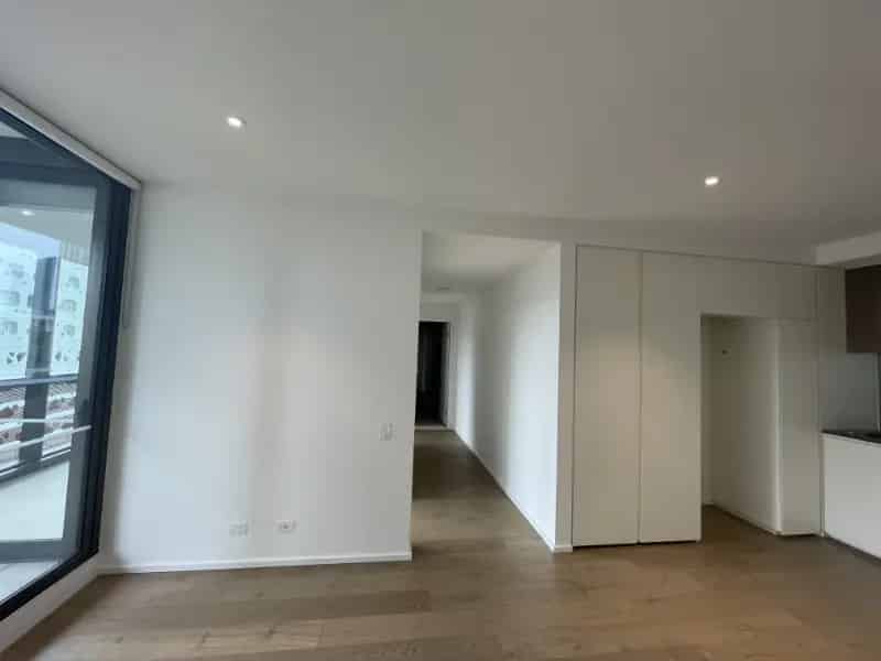 Luxurious Living On Collins: 2 Bedrooms,1 Bathroom.