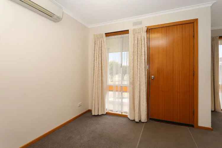 Low Maintenance 2 Bedroom Unit Near Manifold Street