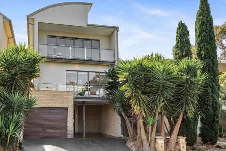 Greensborough Tri-Level Townhouse Near Diamond Hills Reserve