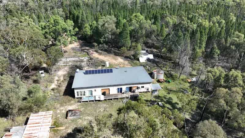 DIY IN THE BUSH 6 BEDROOM HOUSE ON  40 Ha