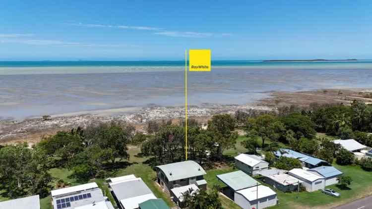 Beachfront 4 Bed Home in Clairview - Fishing, Crabbing Paradise