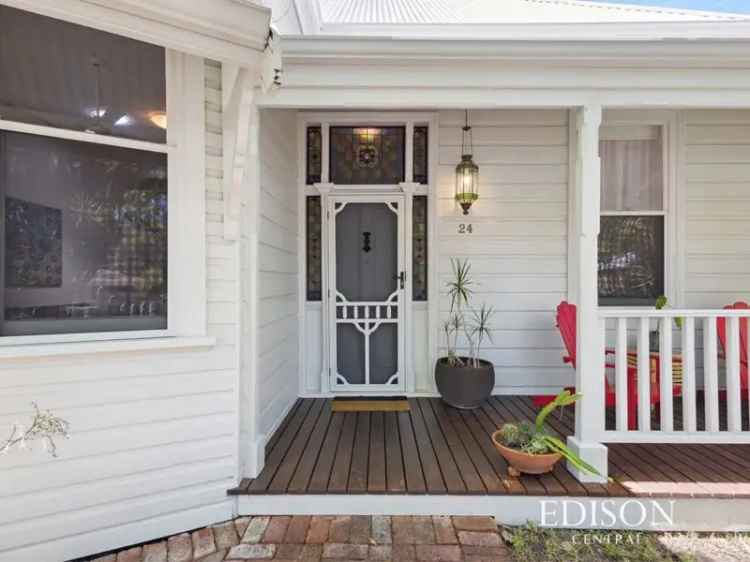 Character Home Near CBD - Modern Kitchen and Alfresco