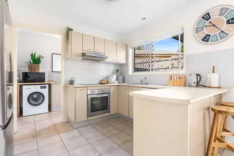 MODERN TOWNHOUSE IN QUIET COMPLEX WITH AIRCON and Large grassed yard!