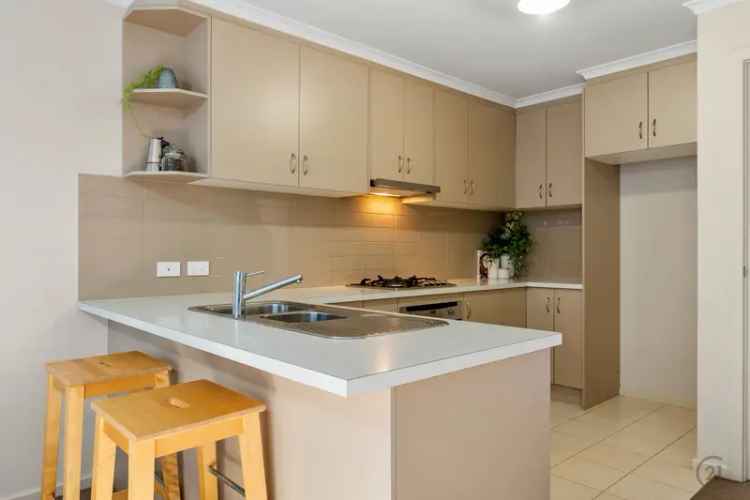 Modern 3-Bed House in The Glenn Morphett Vale