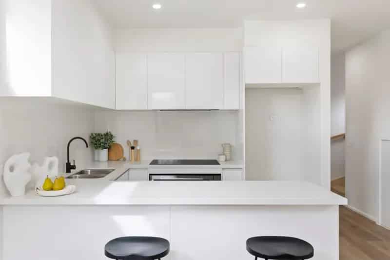 Newly Built, Light-Filled Street-Facing Townhouse!