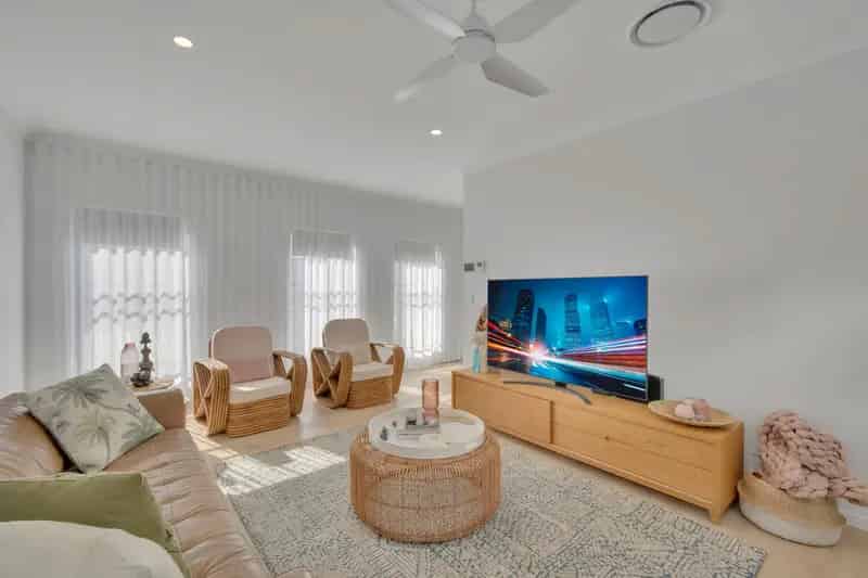 Beautiful beach-side home with Studio