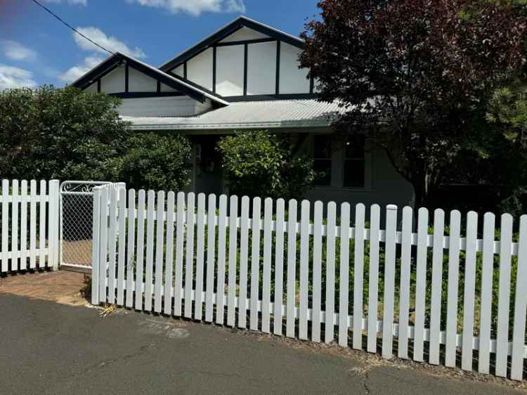 4 Bedroom Family Home in Dubbo - Spacious and Convenient