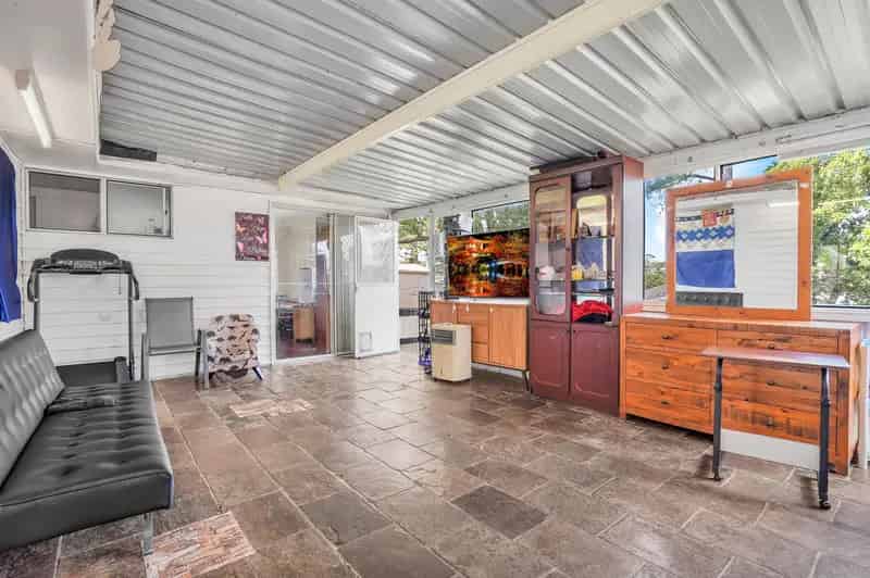 $950,000-$1,050,000 Approx 750 m Walk To Station