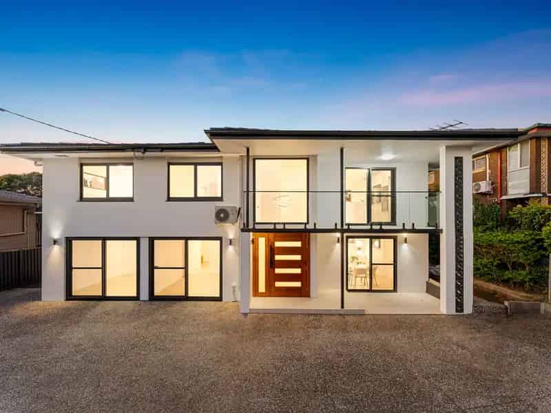 Fully Renovated Fully Self-Contained Large Home in Mansfield State High School Catchments!