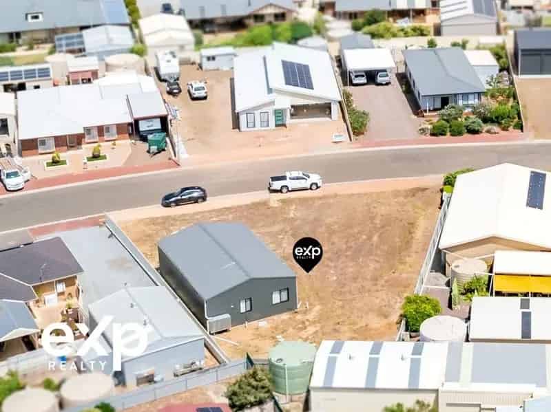 Live the Coastal Dream at 26 Lakin Crescent, Tumby Bay!