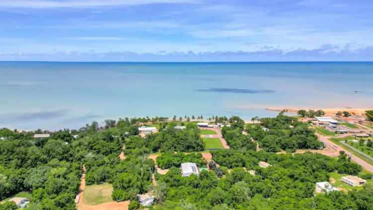 Dundee Paradise: Epic Home with Boat Carport, Hot Tub & Amazing Views