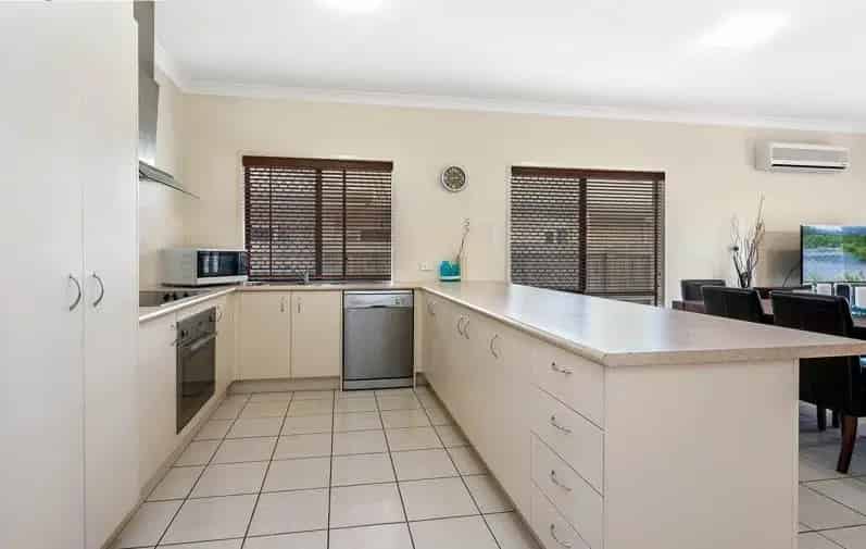Lovely Low Maintenance Home In The Heart Of North Lakes!