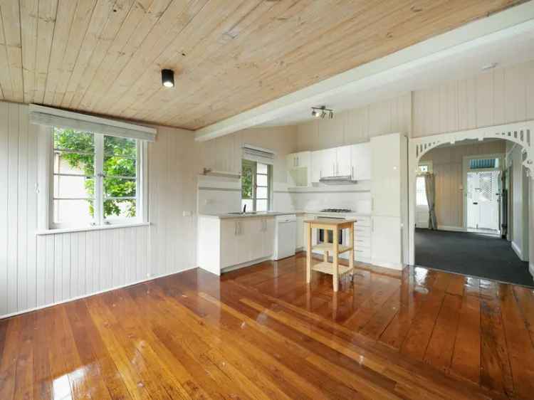 Family Home in Tarragindi with Modern Kitchen and Fully Fenced Yard