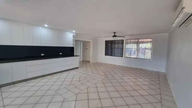 Rent 3 Bedroom House in Dampier with Swimming Pool and Yard