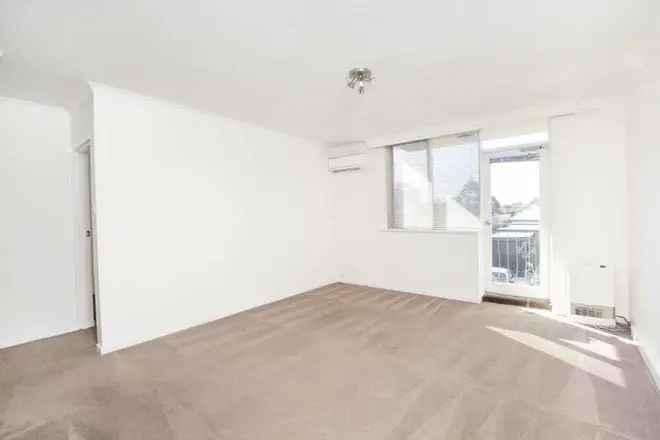 Large 1st Floor Apartment Near Queens Park