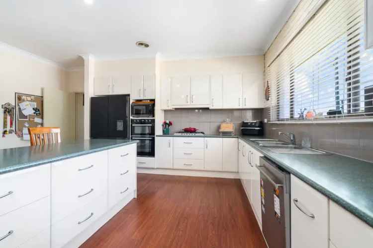 Spacious 6-Bedroom Family Home Glenroy Reserve Access