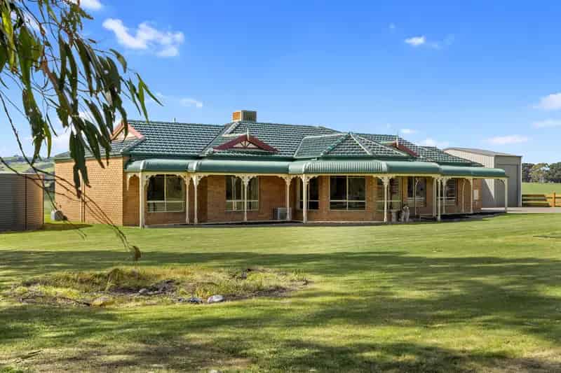 SPACIOUS FAMILY RESIDENCE WITH STUNNING RURAL VIEWS!