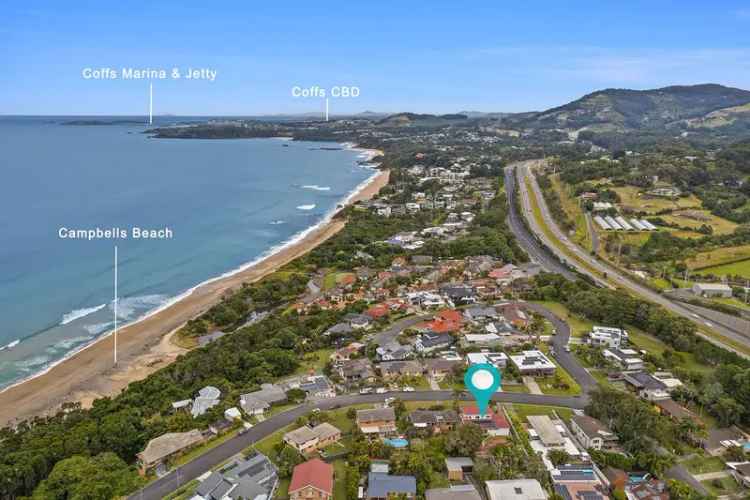 4 Bedroom Family Home with Ocean Views - Sapphire Beach NSW