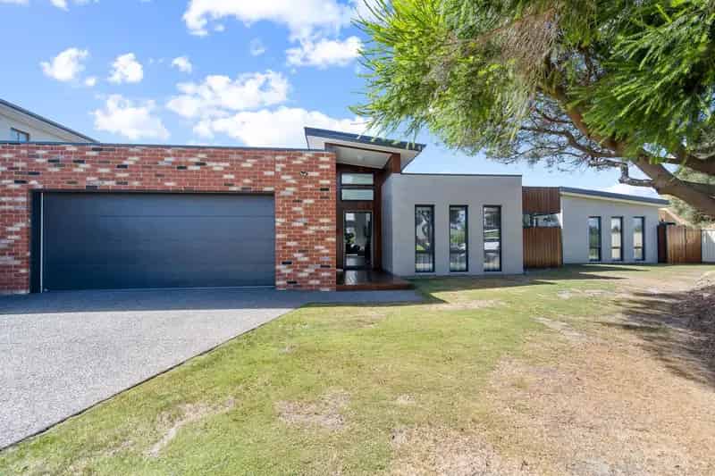IMMACULATE COASTAL LIVING