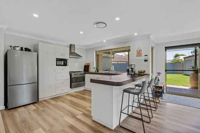 Modern 4 Bedroom 2 Bathroom Home in Central Busselton