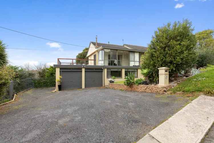 Lease stunning lakeside house with views in Mt Gambier