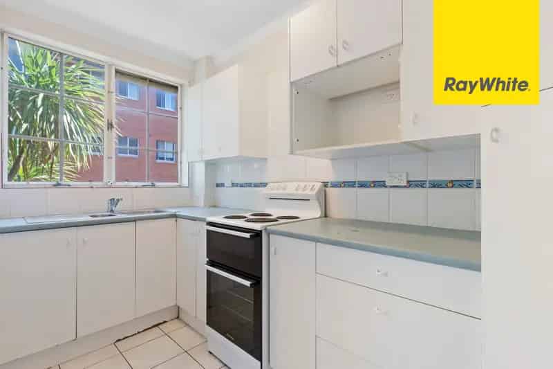 Well Maintained, Renovated Unit close to Epping Station & Shops!