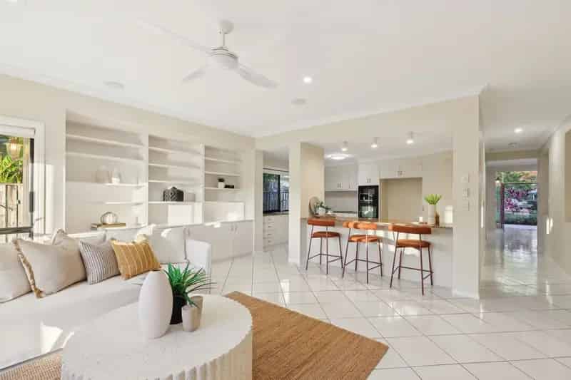 Luxury Living with Golf Course Views – A Rare Flat 800m² in Robina!