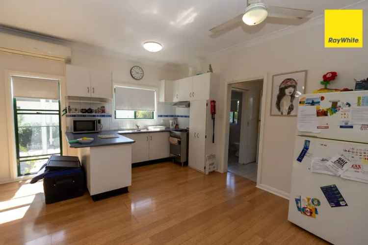 3 Bed Weatherboard Home Popular King Street Location