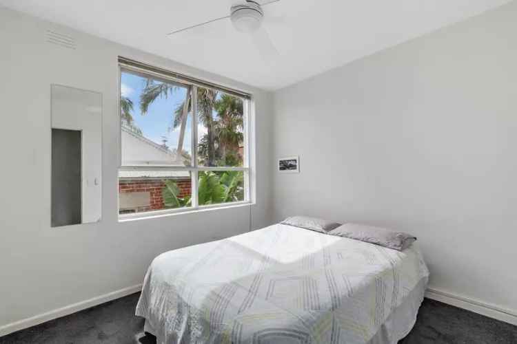 Beachside 1-Bedroom Apartment Near Albert Park Lake